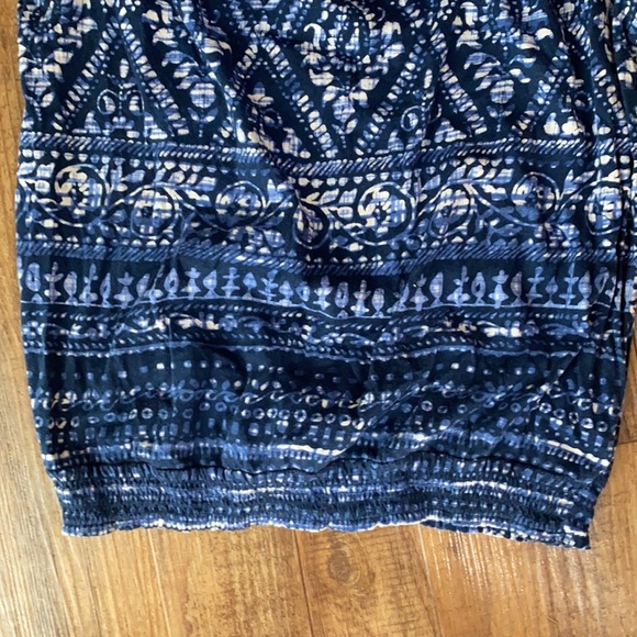 Chaps blue and white Aztec design short sleeve banded top size petite medium - Picture 4 of 6